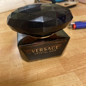 verace crystal noir - helt ny, använd ett fåtal gånger. säljer pga att lukten inte passar mig. nypris 855, säljer för 350kr