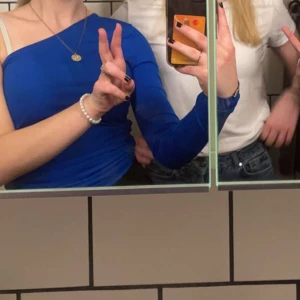 Fest topp  - Jättefin tröja med en arm❣️ endast använd ett fåtal gånger. Perfekt topp som passar många tillfällen!