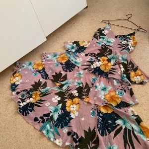 Klänning  - Oanvänd.