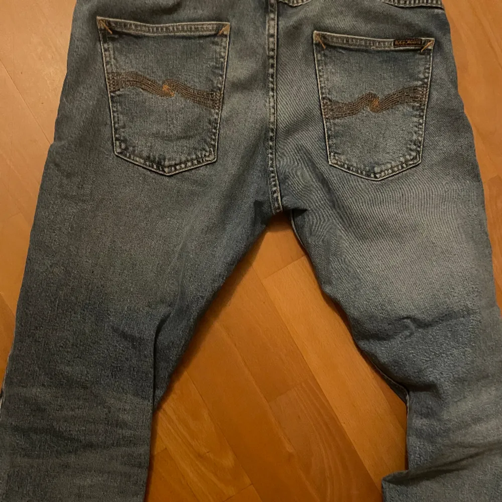 ORGINAL PRIS : 1800 på NK. Jättefina nudie jeans. Inte alls använda. På bild ser dem lite gråa ut men de är de inte. . Jeans & Byxor.