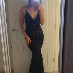 Balklänning - Säljer min jätte fina svarta balklänning köpt av en annan här på Plick då jag valt att ha en annan🩵 storlek S passar M också, jag är ca 173 lång, (första bilden är lånad)😊 Billigare vid snabb affär