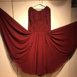 Klänning  - Har en klänning som jag beställde hos skräddare, allt är handgjord, använd bara en gång.