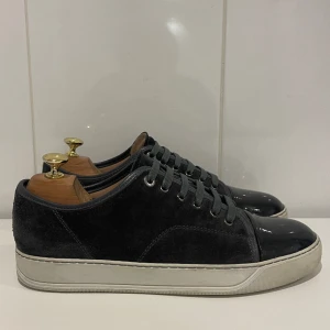 Lanvin skor - Hej! Säljer nu dessa super snygga lanvin skor i nyskick 9,5/10 sprillans nya skosnören på. Med skorna medföljer dustbag och originalbox då är priset 3199