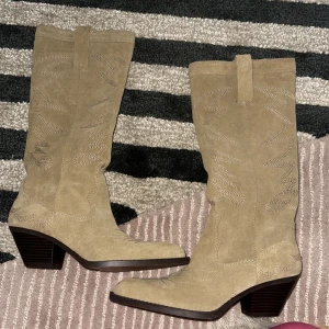 Stövlar Zara - Storlek 38, aldrig använda. Säljer pga kommer inte till användning. Betalning sker via Swish!! Använd inte köp nu knappen. 