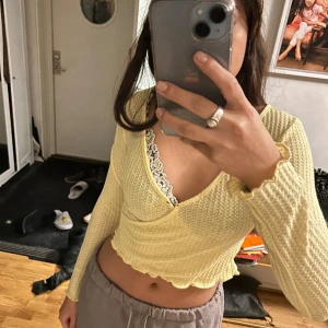 Gul långärmad topp  - Snygg gul långärmad topp! Storlek S och sparsamt använd! Köpt utomlands 