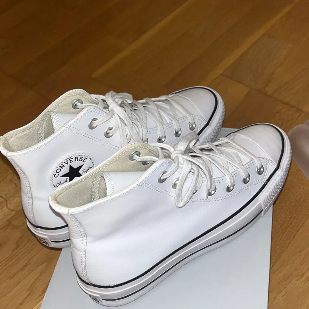 Säljer nu min Converse i storlek 37,5 typ ny skick💗. Skor.