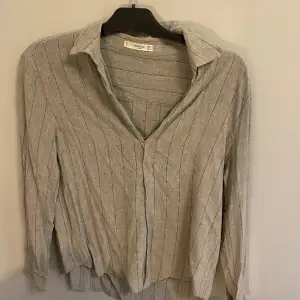 En grå skjorta med ränder från mng i storlek M