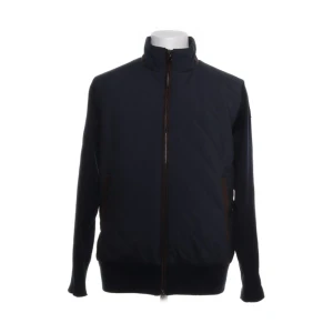 Paul & shark cardigan - Tjena, säljer min otroligt fina cardigan från paul & shark i storlek M. Skick 9/10 knappt använd. Nypris ca 5000. Mitt pris 1699kr men kan diskuteras vid snabb affär🤝🙌🏼