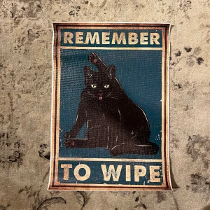 Rolig katt poster! 🤩 - Superrolig kattposter, perfekt att ha i badrummet. 👌👌 21 • 31cm (waterproof canvas)! Se även andra annonsen, passar bra ihop👌 skickas i rulle!