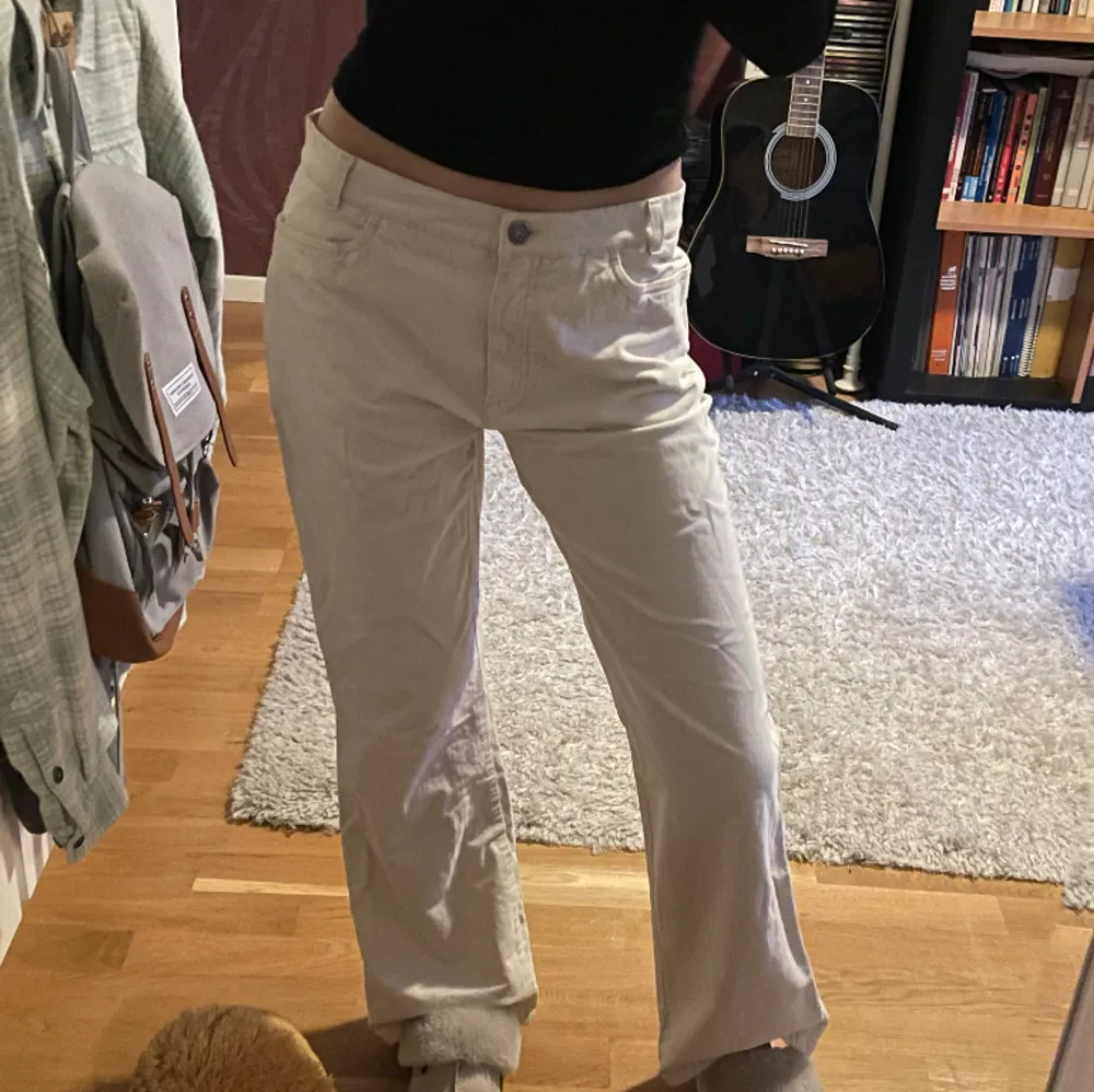 Säljer dessa vita baggy jeansen som inte kommer till användning. Midja 39cm och innerbenslängden ca 80cm. Jag är 167. Hör av er vid frågor 💕. Jeans & Byxor.