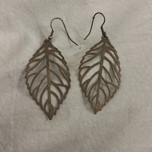 Fjäder örhängen - Super fina örhängen som är i färgen guld, de är använda typ en gång (de har tvättats)🥰