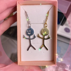 Hangry smiley halsband🙂 - Ur coola halsband som både finns i silver och guld, i rostrfritt stål. Köpes separat för 39kr styck+frakt.😎 Frakt=Från 20kr (18kr+2kr emballage)  Första bilden är ett filter och därav la jag in bild 2 med så man kan se hur de ser ut🥰🎀