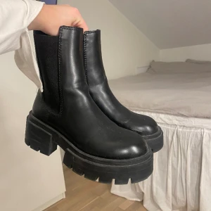 Chelsea boots - Toppenskick, lite smutsiga men går att torka bort. Från hm, använda fåtal gånger+ väldigt sköna att gå i.