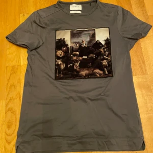 Limitato T-shirt - Limitato T-shirt i storlek XS. Tröjan är i bra skick förutom små mini hål (kolla bild). Ingenting som syns sålänge man inte kollar riktigt nära. Hör av er vid frågor!