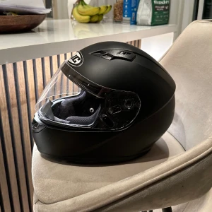 HJC Hjälm  -  HJC hjälm storlek S (55-56cm). Använd som passagerar hjälm förra sommaren men säljer då ja behöver en större.Inga fel men som du kan se på sista bilden har en söm spruckit (inget som påverkar den kan bara klippas av) Pris 600kr  möts i Sollentuna 