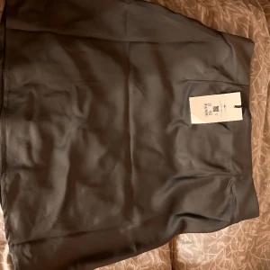 Silver/grå kjol, Bikbok - Säljer nu denna superfina kjol från bikbok, tyvärr köpte jag fel storlek så kan inte använda den, den är endast testad. Helt oanvänd samt prislapp sitter kvar💞