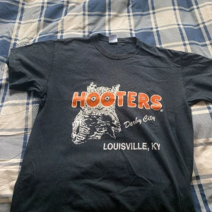 Vintage Hooters Tee - Size: M Bra stycke ☺️ köpte det för några år sedan. Säg bara till om du har frågor!