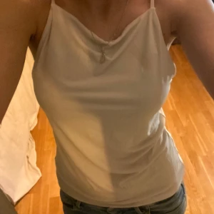 Festlig topp - Fin fest topp. (Helt oandvänd.)❣️ Står storlek 40 (L) men helt klart en s-m. As sköt material❣️❣️❣️❣️❣️
