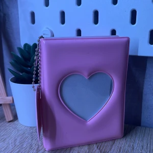 Pc holder - Rosa pc holder i fint skick! Passar perfekt för kpop photocards💞