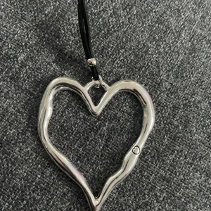 Halsband  - Stort hjärta ,nytt med läderband 