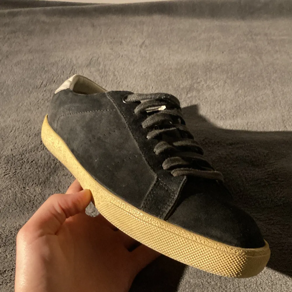 Tjena! Säljer nu ett par ruskigt snygga sneakers från saint Laurent! Svinbra skick och den har inga defekter! Nypris är 5999 men mitt pris är 2299!Om du har några frågor eller funderingar är det bara att ställa, svarar alltid snabbt!👍. Skor.