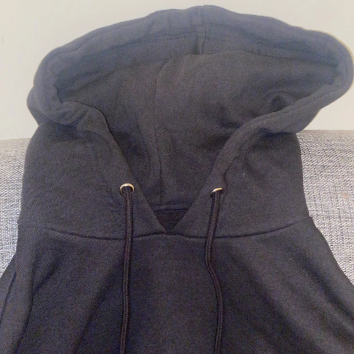 Säljer min hoodie som ja fick i julklapp knappast använts fick i ett pack svart och grå svarta har bara suttit i garderoben - 90