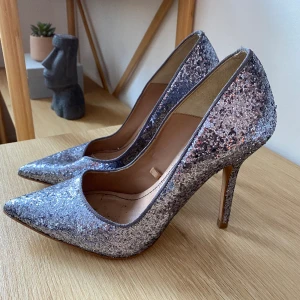 Zara klackar stilett glitter silver   - Sååå snygga klackar från ZARA  Använda en gång så det finns lite slitningar under såklart men annars är dem infinit skick Du kommer absolut att synas i dessa snyggingar  Storlek 38 
