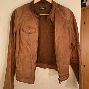 Skinnjacka - En fin skinnjacka i en brun färg!