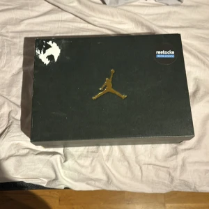 Jordan 1 mid - Storlek är 40 och har inte användit de på 3 år och har bara haft det som dekorering det senaste, om ni vill ha mer bilder är det bara att skriva 