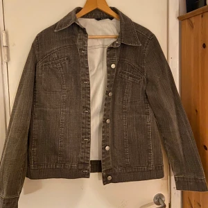 Jeansjacka - En mycket fin jeansjacka i en grå tvätt! 💕