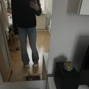 Lågmidjade bootcut jeans - Ljusblå lågmidjade jeans från weekday. Lite sönder längst ner på byxan men inte jätte mycket💕