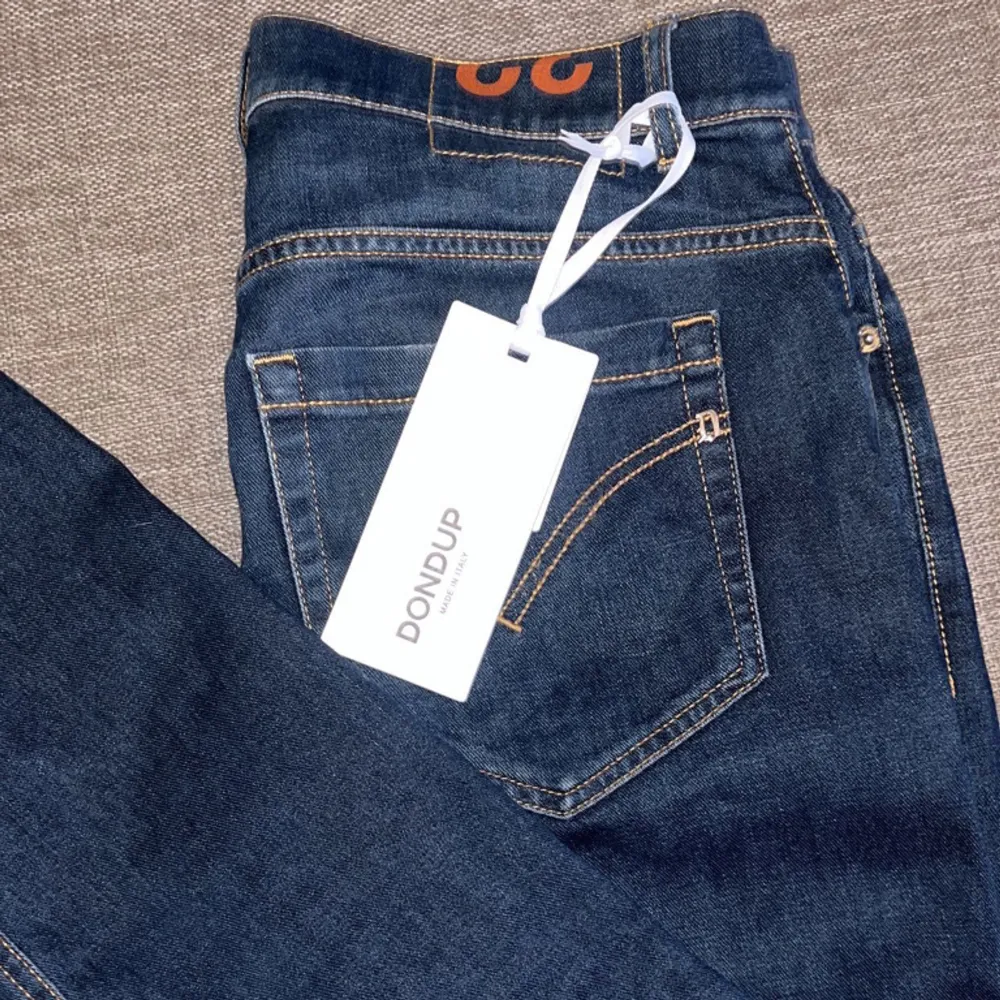 dondup jeans i modellen george, storlek 32, otroligt bra skick, nypris 3,6, hör av dig vid frågor!. Jeans & Byxor.