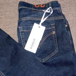 dondup jeans i modellen george, storlek 32, otroligt bra skick, nypris 3,6, hör av dig vid frågor!