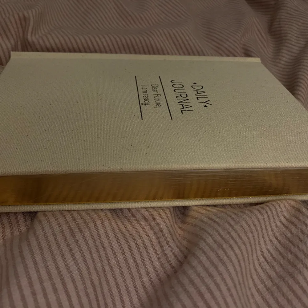 En helt orörd dagbok med guldsidor! . Övrigt.
