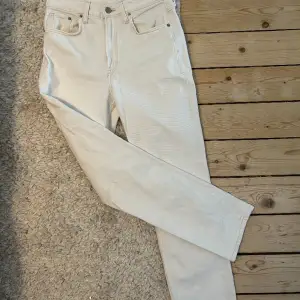Vita jeans från H&M. Slutar vid anklarna på mig som är 170cm. 