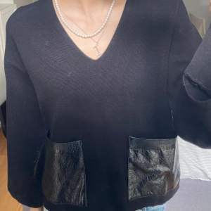 svart ”stickad” tröja, köpt för några månader sen men nästan aldrig använd💓 kom privat för fler bilder