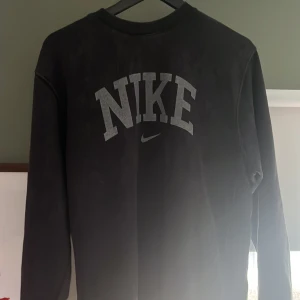 Nike tröja - Vintage Nike tröja i bra skick, storlek M, nypris 800kr