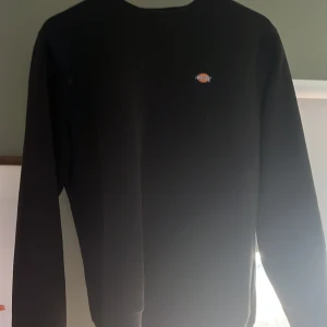 Svart dickies tröja - Svart dickies tröja i storleken M, bra skick, nypris 600 från Zalando