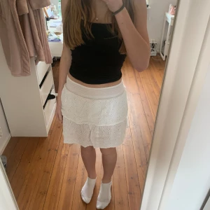 Vit volangkjol - Jätte fin vit volangkjol med vita broderingar och som är as snygg på sommaren!❤️Köptes i Spanien för 180kr, mitt pris 80kr