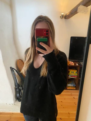 Stickad tröja - Svart stickad tröja från H&M i storlek xs den som köper står för frakten(69kr)🌟