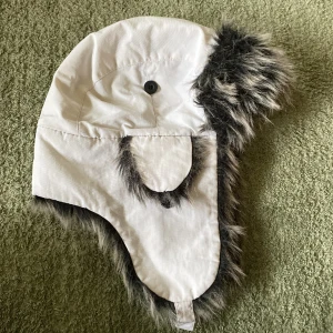 Ushanka hatt 🫶 - En vit ushanka hatt eller vad det kallas. Säljer den för jag har två och behöver bara 1. Köpte den här på plick❤️