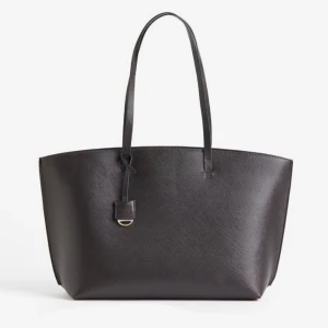 Väska nyskick - Väska som knappt är använd, nypris 349kr 🦋 hör av er vid intresse eller funderingar 💛