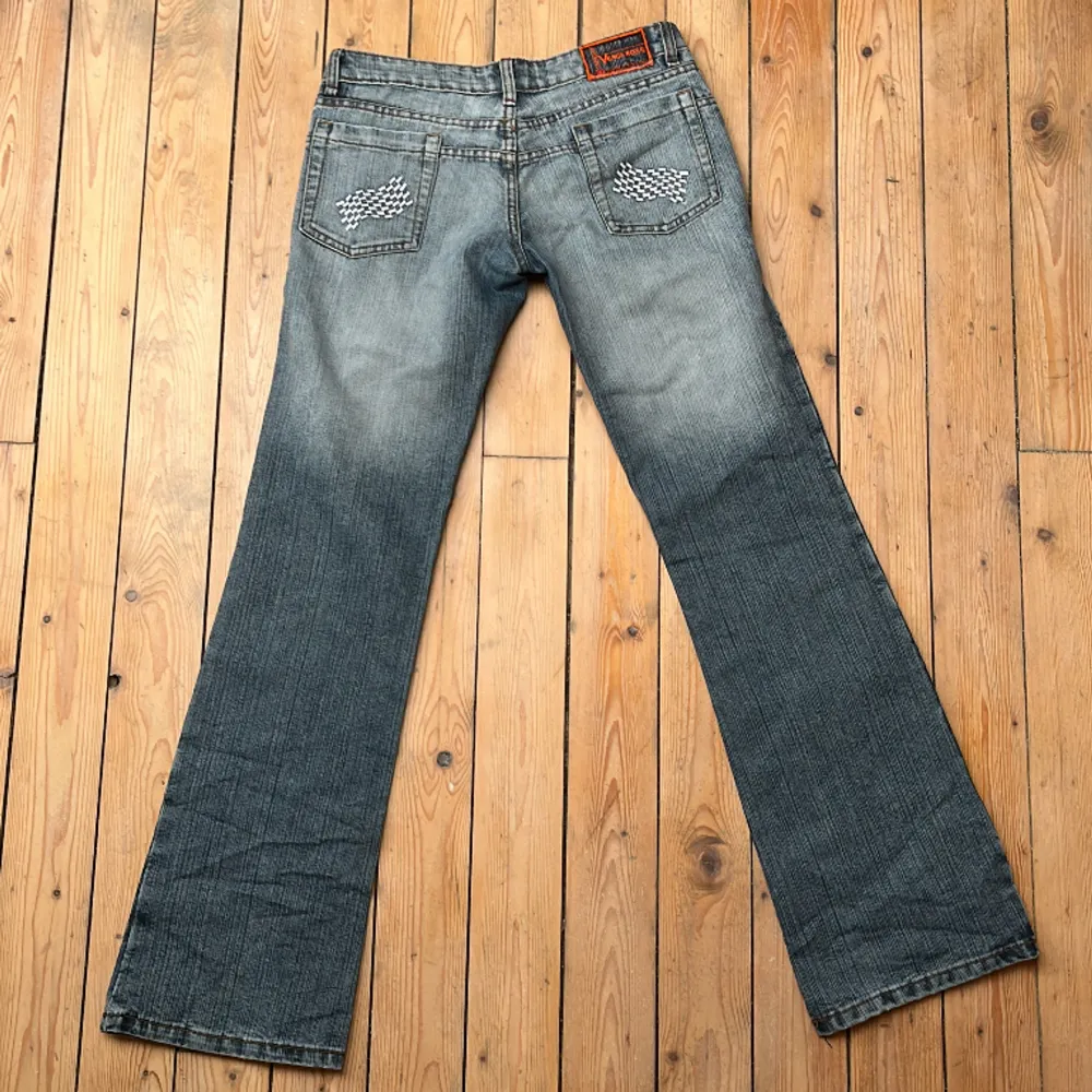 Jeans med broderat tryck🏁Midjemått: 38cm Innerbenslängd: 82cm Hela byxans längd: 97cm. Jeans & Byxor.