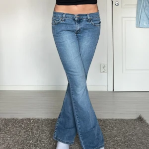 Levis - midjemått: 36cm rakt över, innerbenslängd: 76cm 💗 