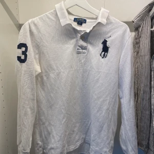 Ralph lauren piké - Stilren ralp lauren piké, används nästan aldrig och i väldigt bra skick. Passar dig som är runt 180🌟
