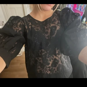 Pernilla Wahlgren tröja  - Pernilla Wahlgren tröja i storlek S men passar xs-m💕❤️ verkligen så fin att ha på fest och middagar