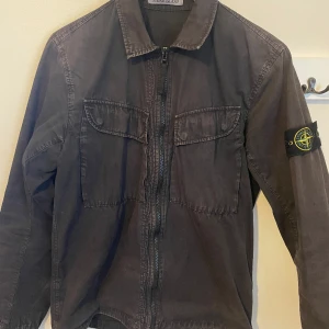 Stone island overshirt  - Använd men i ett bra skick, inga märken, hål, eller smuts,  För liten för mig och därför jag säljer den. Ny pris 3800kr