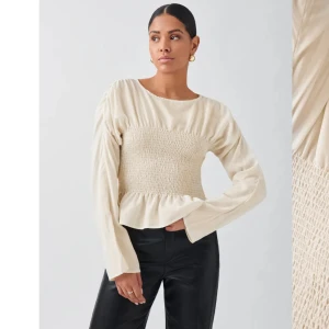 Blus - Säljer denna jättesöta krämvita  topp blus från ginatricot. Helt ny med lappen kvar på där av aldrig använd eller testad❣️