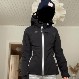 Jacka - Svart helly hansen jacka! Den är använd ca 1-2 gånger, så i nyskick! Den är fodrad och klarar bra av regn. Nypris är runt 2000kr.  Kontakta mig om frågor!❤️