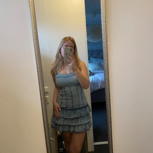 Trendig jeanskläning - Snygg trendig jeanskläning i fint skick.  Perfekt att ha den till sommaren knappt andvänd  Pris kan disskuteras💕